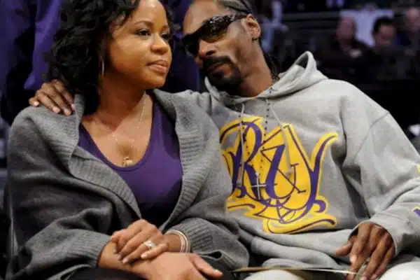 Quel âge a Snoop Dogg, et est-il plus vieux que sa femme Shante Broadus ?